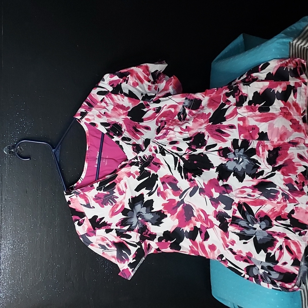 Landau scrub top